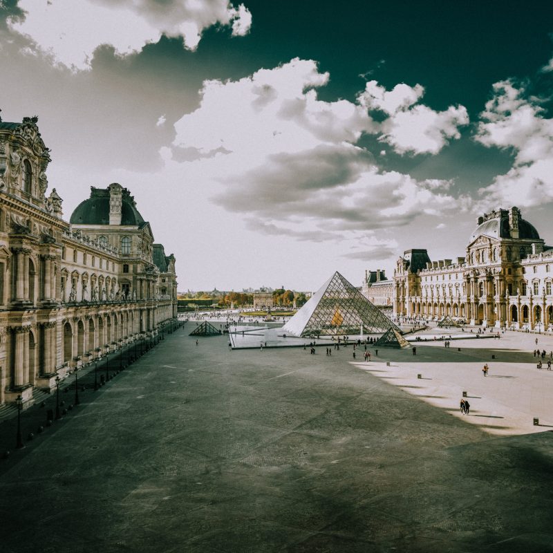 pyramide-du-louvre-scaled.jpg